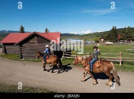 Les jeunes femmes à cheval tête hors du coeur Six Ranch, dans la vallée de Buffalo, Wyoming, États-Unis d'Amérique. Banque D'Images