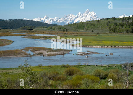 Une vue de la Buffalo Fork River et Teton mountain range du coeur Six Ranch dans la vallée de Buffalo, Wyoming, États-Unis d'Amérique. Banque D'Images