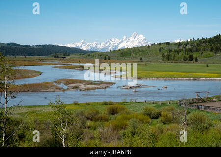 Une vue de la Buffalo Fork River et Teton mountain range du coeur Six Ranch dans la vallée de Buffalo, Wyoming, États-Unis d'Amérique. Banque D'Images