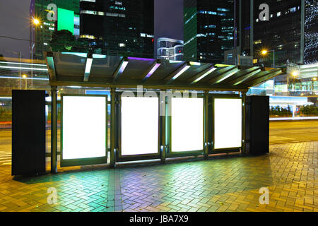 Blank billboard en ville la nuit Banque D'Images