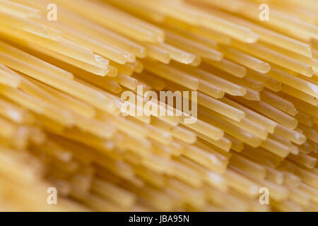 Sec nervuré avec ligne seriated macaroni jaune Banque D'Images