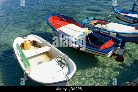 Vieux bateau dans fixhing Mondello Palerme , Italie Banque D'Images