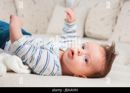 3 mois bébé garçon portrait à la maison. Banque D'Images