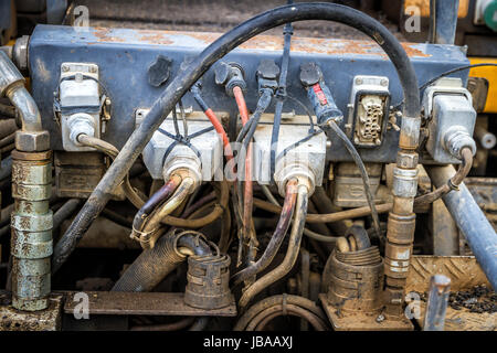 Connexions d'un vieux moteur, plein de saleté et de rouille Banque D'Images