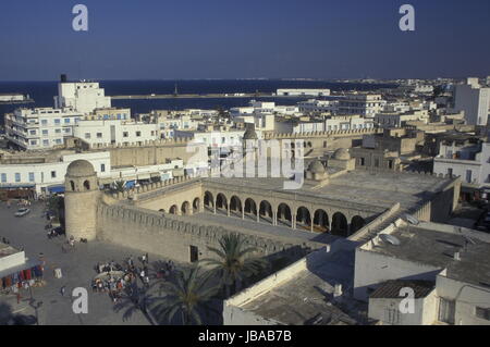 Die grosse Moschee mit der Mauer und in der Altstadt von Medina Sousse am Mittelmeer dans Tunesien dans Nordafrika. Banque D'Images