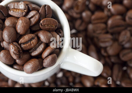 Espressotasse Kaffeebohnen Nahaufnahme mit Banque D'Images