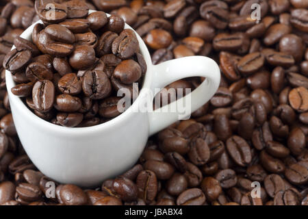 Tasse mit einer Nahaufnahme Kaffeebohnen gefüllt Banque D'Images