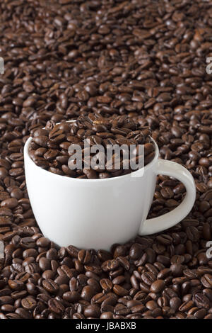 Gefüllt mit Kaffeebohnen Kaffeetasse Banque D'Images