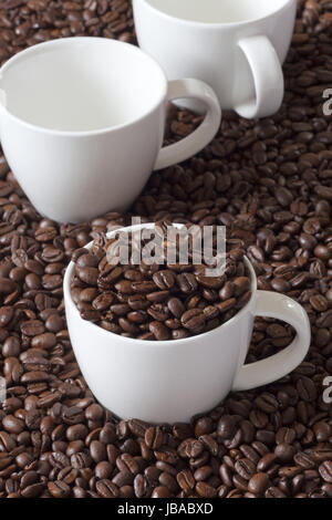 Drei Kaffeetassen Kaffeebohnen gefüllt mit eine, Banque D'Images