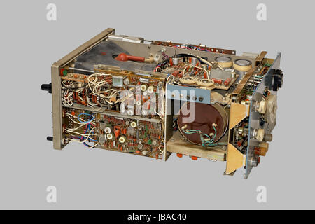 Ancien oscilloscope en parties, isolé sur fond gris. Banque D'Images