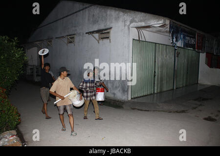 Bekasi Regency, Indonésie. 10 Juin, 2017. Un certain nombre de garçons adolescents beat percussion auprès d'ex-bambou et pot de peinture lors de la sortie de personnes pour les repas avant l'aube, ou connu Sahur, wanasari, Village de Bekasi, regency, Java ouest, samedi, 10 juin 2017. Les gens de l'éveil dans le sahur saint mois du Ramadan est une tradition qui survivent encore en Indonésie dans les avancées technologiques telles que l'alarme. Credit : Tubagus Aditya Irawan/Pacific Press/Alamy Live News Banque D'Images