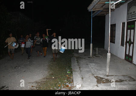 Bekasi Regency, Indonésie. 10 Juin, 2017. Un certain nombre de garçons adolescents beat percussion auprès d'ex-bambou et pot de peinture lors de la sortie de personnes pour les repas avant l'aube, ou connu Sahur, wanasari, Village de Bekasi, regency, Java ouest, samedi, 10 juin 2017. Les gens de l'éveil dans le sahur saint mois du Ramadan est une tradition qui survivent encore en Indonésie dans les avancées technologiques telles que l'alarme. Credit : Tubagus Aditya Irawan/Pacific Press/Alamy Live News Banque D'Images