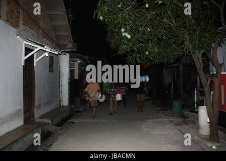 Bekasi Regency, Indonésie. 10 Juin, 2017. Un certain nombre de garçons adolescents beat percussion auprès d'ex-bambou et pot de peinture lors de la sortie de personnes pour les repas avant l'aube, ou connu Sahur, wanasari, Village de Bekasi, regency, Java ouest, samedi, 10 juin 2017. Les gens de l'éveil dans le sahur saint mois du Ramadan est une tradition qui survivent encore en Indonésie dans les avancées technologiques telles que l'alarme. Credit : Tubagus Aditya Irawan/Pacific Press/Alamy Live News Banque D'Images