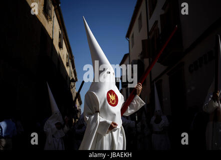 Une penitente portant un pointeur blanc cagoule pendant la semaine de Pâques célébrations à Baeza, Jaén Province, Andalusia, Spain Banque D'Images