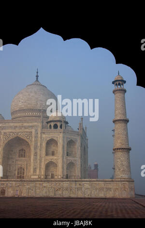 View of Taj Mahal en brouillard tôt le matin vu par répondre, Agra, Uttar Pradesh, Inde. Il a été construit en 1632 par l'empereur Moghol Shah Jahan à house Banque D'Images