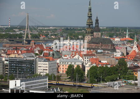 Die Altstadt mit der Vansu Bruecke und dem Fluss und dem Dom Daugava aus Sicht der Sozialistischen des Aussichtsterasse Hochhaus Akademie der Wissenschaften im Stadtteil peu Moscou à Riga, Lettonie Banque D'Images