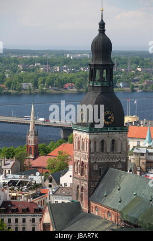 Die Altstadt mit der Vansu Bruecke und dem Fluss und dem Dom Daugava aus Sicht der Sozialistischen des Aussichtsterasse Hochhaus Akademie der Wissenschaften im Stadtteil peu Moscou à Riga, Lettonie Banque D'Images