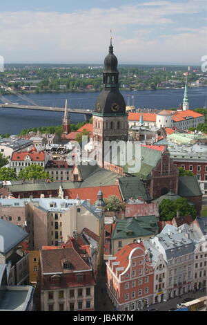 Die Altstadt mit der Vansu Bruecke und dem Fluss und dem Dom Daugava aus Sicht der Sozialistischen des Aussichtsterasse Hochhaus Akademie der Wissenschaften im Stadtteil peu Moscou à Riga, Lettonie Banque D'Images