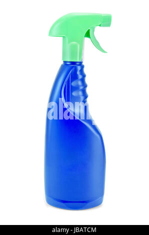 La bouteille bleue avec un détergent ou produit de nettoyage et de sprays avec couvercle vert isolé sur fond blanc Banque D'Images