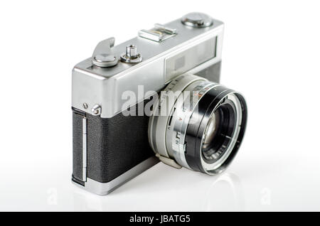 Retro photo camera isolated on white, Selective focus:chemin de détourage inclus Banque D'Images