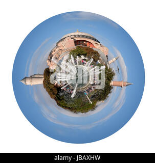 Petite Planète - vue sphérique urbaine sur la place Sultanahmet avec fontaine et cathédrale Sainte-Sophie à Istanbul, Turquie isolé sur fond blanc Banque D'Images