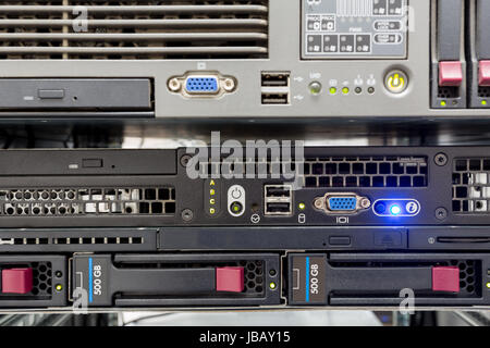 Pile de serveurs avec des disques durs dans un centre de données pour la sauvegarde et le stockage de données Banque D'Images