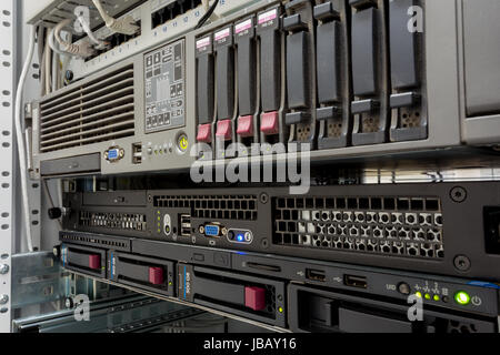 Pile de serveurs avec des disques durs dans un centre de données pour la sauvegarde et le stockage de données Banque D'Images