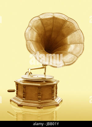 Disque Gramophone vintage avec isolé sur grunge background Banque D'Images