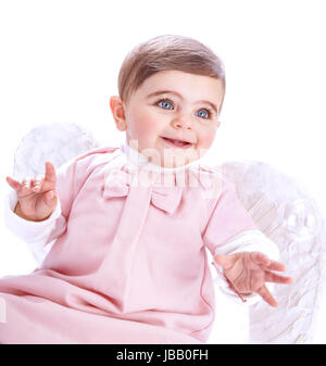 Closeup portrait of cute baby angel isolé sur fond blanc, nice little girl wearing robe rose et plumes des ailes, de costume, de religion concept angélique Banque D'Images