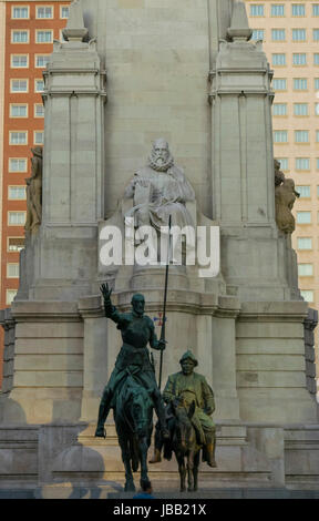 Miguel de Cervantes Saavedra statue avec Don Quichotte et Sancho Panza, Madrid, Espagne Banque D'Images