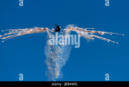 Helsinki, Finlande - 9 juin 2017 : l'hélicoptère NH90 de l'armée finlandaise à tir des fusées éclairantes au spectacle aérien de Kaivopuisto à Helsinki, Finlande le 9 juin 2017. Banque D'Images