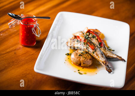 Sardines grillées plaque avec le poivron rouge et la pomme de terre dans un restaurant portugais Banque D'Images