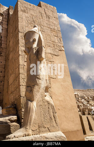 Satue dans temple de Karnak à Louxor en Égypte, l'Afrique Banque D'Images