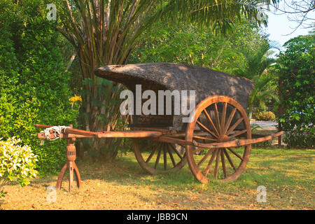 Ancien panier en bois sur deux roues dans le jardin Banque D'Images