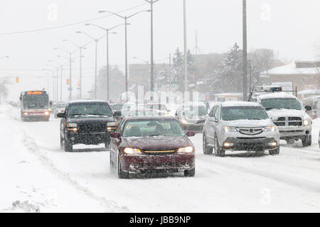 Les voitures roulant sur route glissante lors de fortes chutes de neige à Toronto Banque D'Images