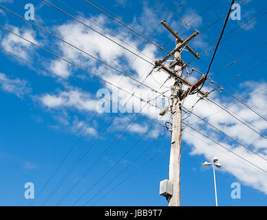 Le réseau d'électricité de l'Australie avec colonne d'alimentation et les lignes d'alimentation électrique contre le ciel bleu Banque D'Images