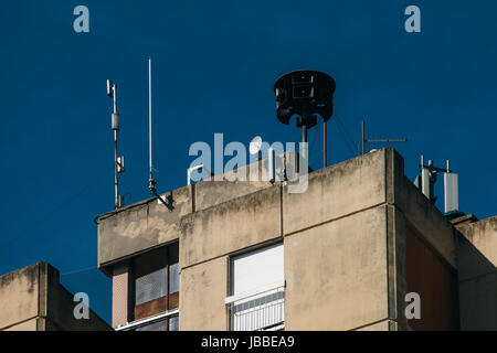 Sirène de la défense civile au sommet d'un immeuble collectif, également connu sous le nom de Air Raid siren, fournit de l'approche d'alerte d'urgence danger comme les tornades Banque D'Images