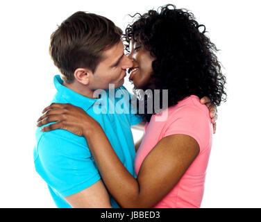 Affectionate couple sur le point de baiser. L'amour est dans l'air Banque D'Images