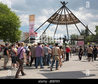 Marche à travers la foule du Stampede de Calgary entrée principale Banque D'Images