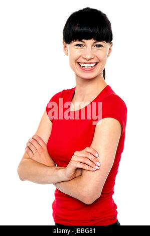 Capture d'occasionnels merveilleuse jeune femme atteinte d'un poser les bras croisés. Banque D'Images
