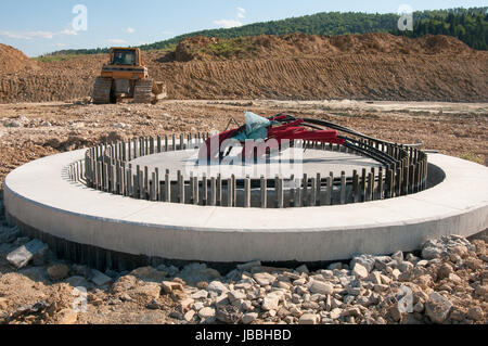 Fondation en béton prêt à être assemblé sur nouvelle éolienne farm Banque D'Images