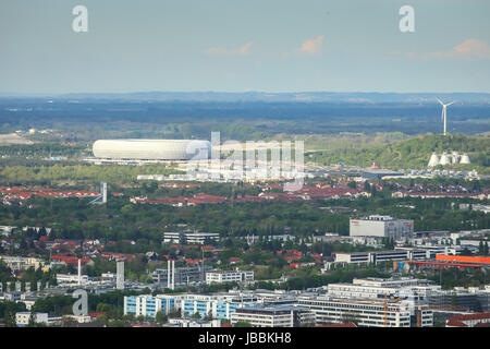 MUNICH, ALLEMAGNE - le 6 mai 2017 : Vue aérienne de la ville de Munich à partir de la Tour Olympique avec Allianz Arena en arrière-plan en Bavière, Allemagne. Banque D'Images