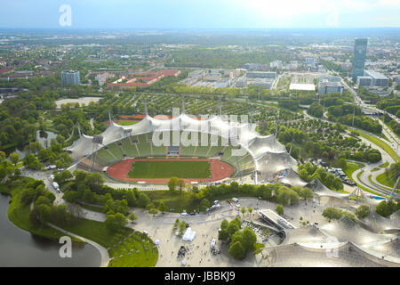 MUNICH, ALLEMAGNE - le 6 mai 2017 : le Parc olympique de Munich vue de la Tour Olympique en Bavière, Allemagne. Le Parc olympique a été construit pour Munich Banque D'Images