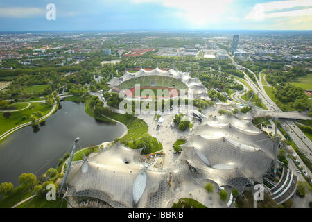 MUNICH, ALLEMAGNE - le 6 mai 2017 : le Parc olympique de Munich vue de la Tour Olympique en Bavière, Allemagne. Le Parc olympique a été construit pour Munich Banque D'Images