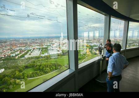 MUNICH, ALLEMAGNE - le 6 mai 2017 : Les gens observant le paysage urbain à travers les jumelles à la plate-forme d'observation de la Tour olympique aux Jeux Olympiques Banque D'Images