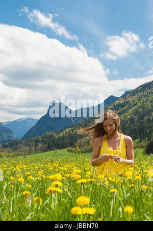 Femme jaune Banque D'Images