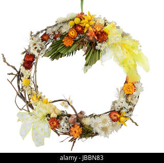 Couronne de printemps avec des fleurs, d'oiseaux et de papillons isolé sur blanc. Banque D'Images