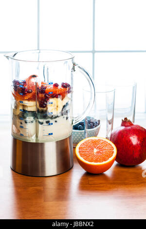 Smoothie sain ingrédients au mélangeur avec des fruits prêts à se fondre sur une table de cuisine Banque D'Images