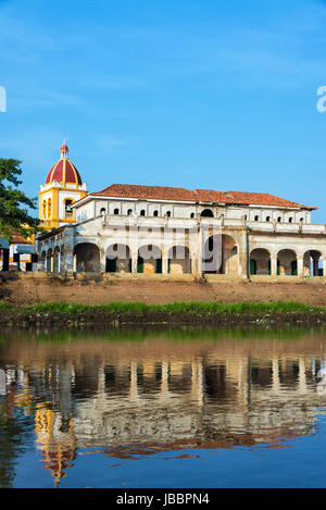 Vieux Marché et Église à Mompox, Colombie, qui se reflète dans la rivière Magdalena Banque D'Images