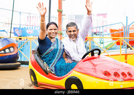 Happy senior couple indien 2 ride auto tamponneuse mela dans suraj kund bénéficiant Banque D'Images